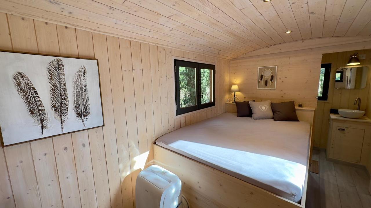 Superbe Roulotte De Charme Hotel Bagnols-en-Forêt Екстериор снимка
